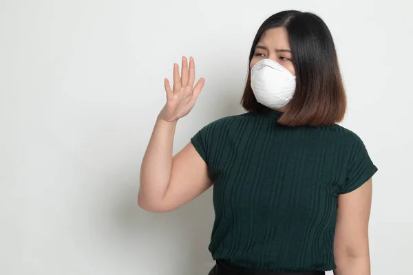 Fiatal ázsiai nő visel N95 maszk, hogy megakadályozzák a Pm2.5 por levegő po — Stock Fotó