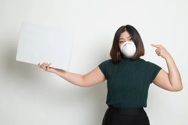 Fiatal ázsiai nő visel N95 maszk, hogy megakadályozzák a Pm2.5 por levegő po — Stock Fotó