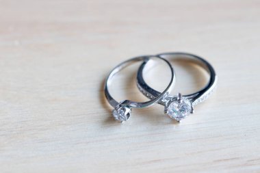 İki gümüş yüzüğe yaklaş.