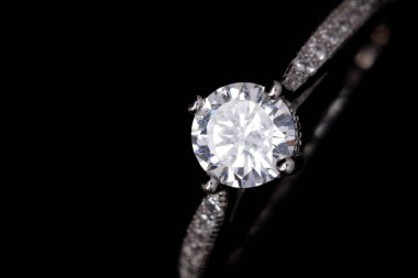 Elmas gümüş yüzüğe yakın