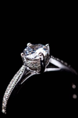 Elmas gümüş yüzüğe yakın
