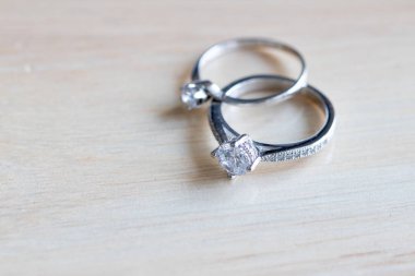 İki gümüş yüzüğe yaklaş.