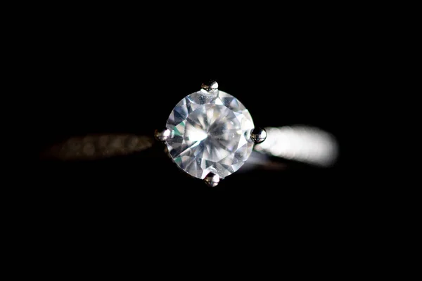 Close up van diamanten zilveren ring — Stockfoto