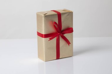 Kırmızı kurdele ile altın hediye kutusu