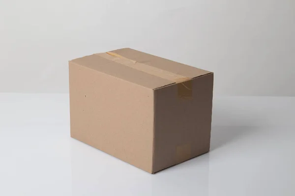 Caja de cartón cerrada con cinta adhesiva lista para entrega — Foto de Stock