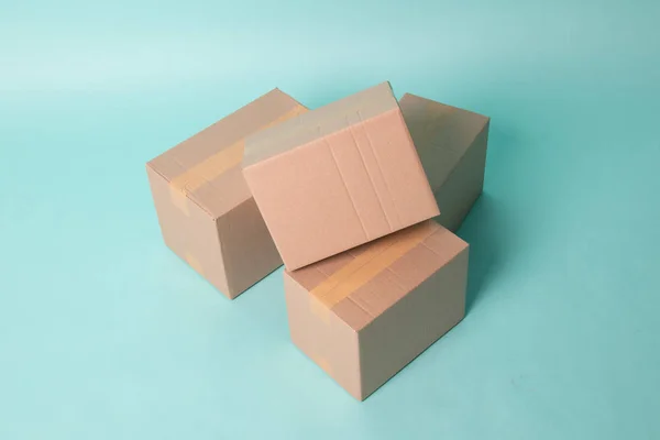 Куча из трех заклеенных картонных коробок — стоковое фото