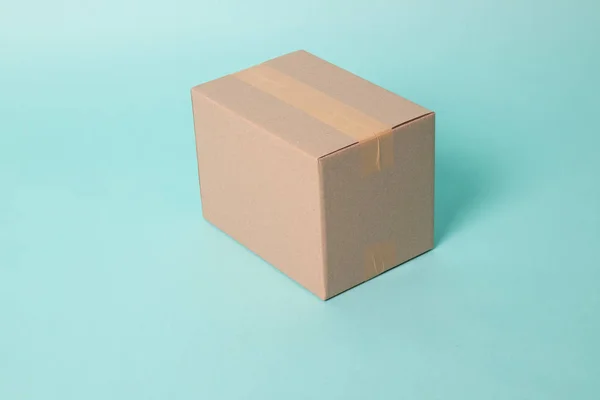Закрита картонна коробка, прикріплена до доставки — стокове фото