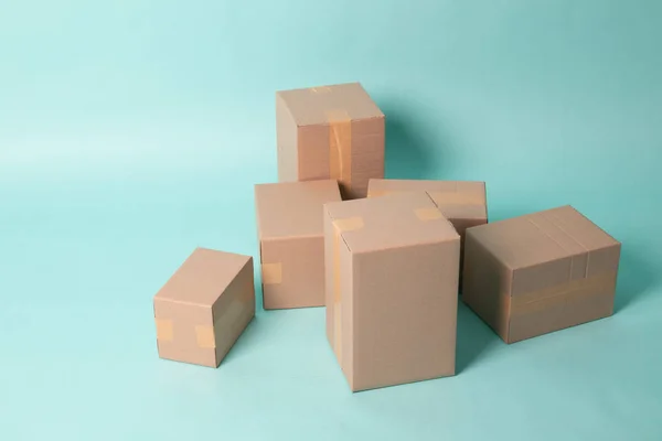 Купа різних розмірів закріплених картонних коробок — стокове фото