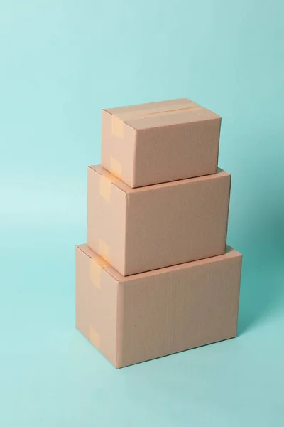 Pilha de vários tamanhos amarrados caixas de papelão — Fotografia de Stock