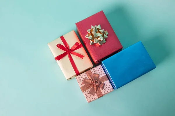 Stapel van verschillende grootte en kleur geschenkdozen — Stockfoto