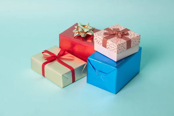 Pile de différentes tailles et boîtes-cadeaux de couleur — Photo
