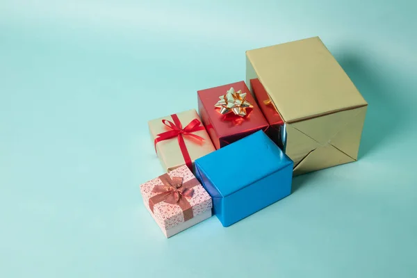 Stapel van verschillende grootte en kleur geschenkdozen — Stockfoto