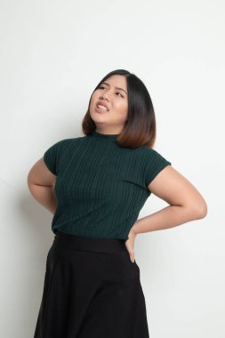 Genç Asyalı kadın geri ağrı var