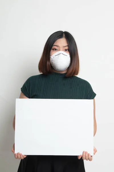 N95 maszkot viselő fiatal ázsiai nő a Pm2.5 por megelőzésére — Stock Fotó