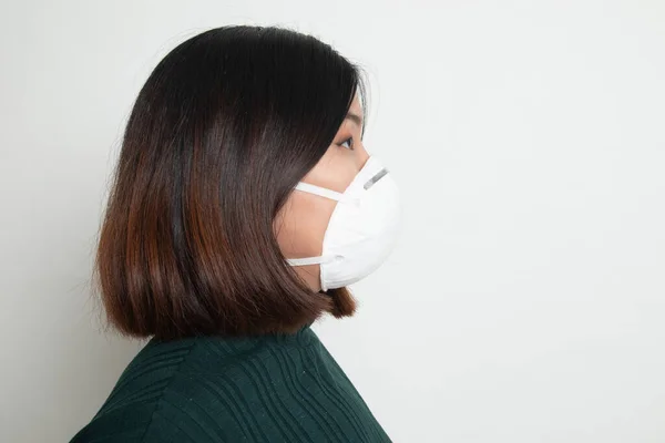 Mujer asiática joven con máscara N95 para prevenir PM2.5 polvo aire po — Foto de Stock