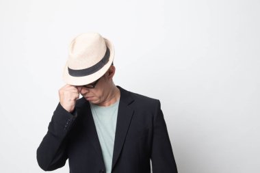 Yetişkin Asyalı adam hastalandı ve beyaz arka planda baş ağrısı başladı.