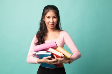 Genç Asyalı kadın Cyan geçmişi hakkında May kitaplarıyla çalışıyor.