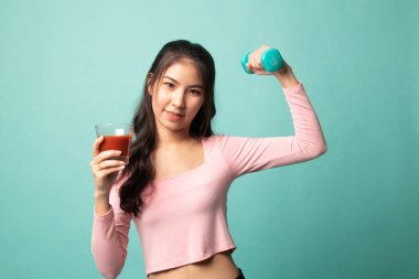 Cyan arka planında dambıl ve domates suyu olan sağlıklı bir Asyalı kadın.