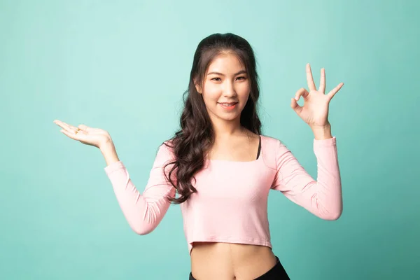 Mooi Jong Aziatisch Vrouw Show Palm Hand Teken Cyaan Achtergrond — Stockfoto