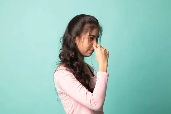 Ung Asiatisk Kvinna Håller Näsan Grund Dålig Lukt Cyan Bakgrund — Stockfoto