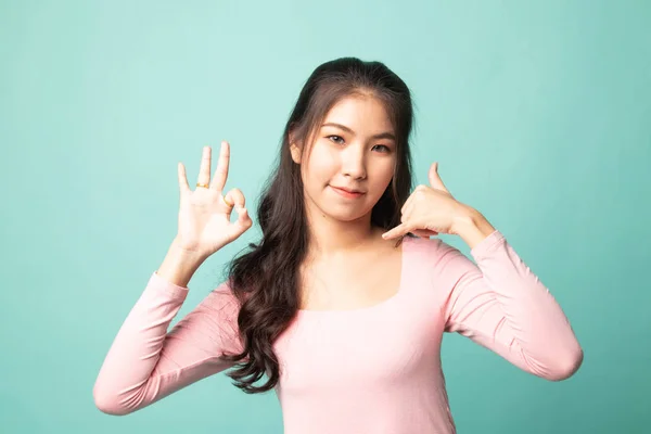 Joven Mujer Asiática Muestran Con Gesto Teléfono Signo Fondo Cyan —  Fotos de Stock
