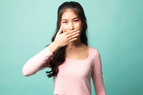 Ung Asiatisk Kvinna Stänga Munnen Med Handen Cyan Bakgrund — Stockfoto