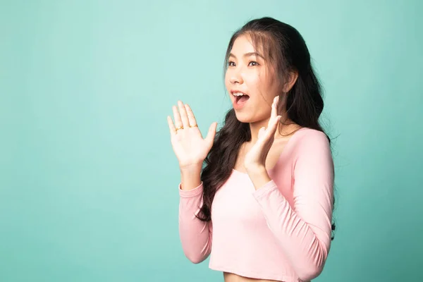 Junge Asiatische Frau Ist Überrascht Und Lächelt Auf Cyan Hintergrund — Stockfoto