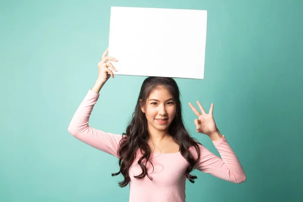 Junge Asiatische Frau Zeigen Mit Weißen Leeren Zeichen Auf Cyan — Stockfoto