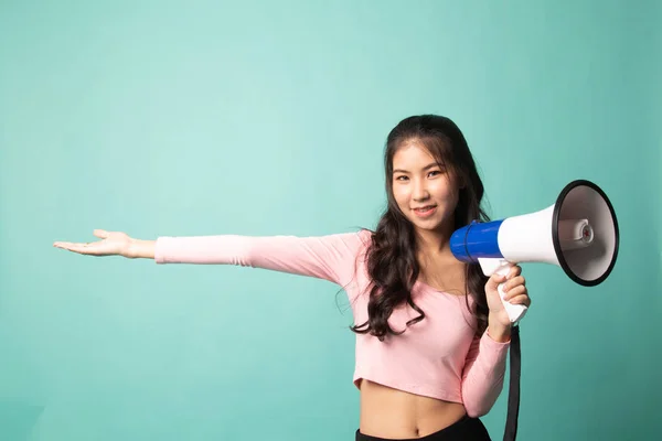 Красивая Молодая Азиатка Объявляет Мегафоном Голубом Фоне — стоковое фото
