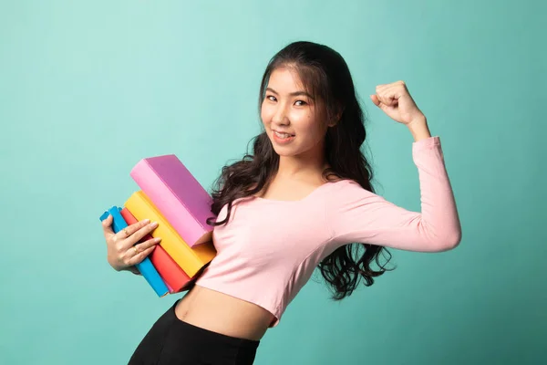 Giovane Donna Asiatica Che Studia Con Maggio Libri Sfondo Ciano — Foto Stock