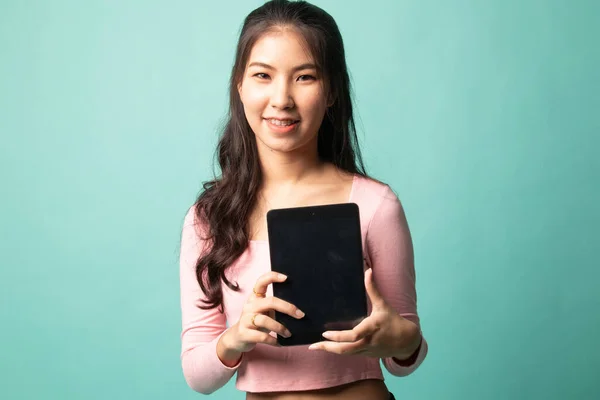 Jeune Femme Asiatique Avec Une Tablette Informatique Sur Fond Cyan — Photo