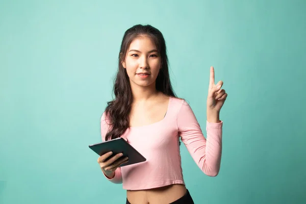 Jeune Femme Asiatique Avec Une Tablette Informatique Sur Fond Cyan — Photo