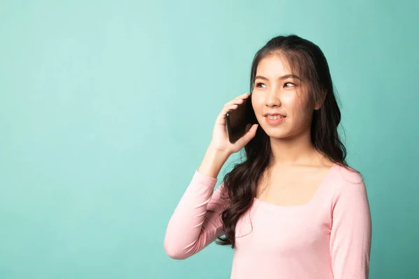 Jeune Femme Asiatique Parler Avec Téléphone Mobile Sur Fond Cyan — Photo