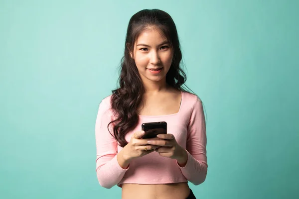 Jeune Femme Asiatique Avec Téléphone Mobile Sur Fond Cyan — Photo