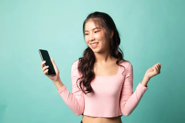 Heureuse Jeune Femme Asiatique Avec Téléphone Mobile Sur Fond Cyan — Photo