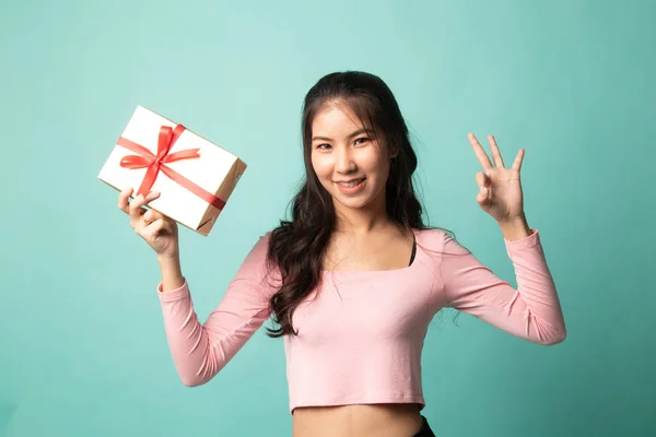 Jovem Mulher Asiática Mostrar Com Uma Caixa Presente Fundo Ciano — Fotografia de Stock