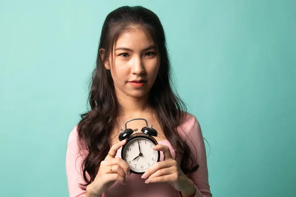 아시아의한 여자가 지역에서 시계를 미소짓는다 — 스톡 사진