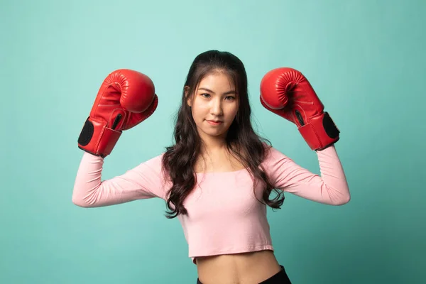 Jovem Mulher Asiática Com Luvas Boxe Vermelho Fundo Ciano — Fotografia de Stock