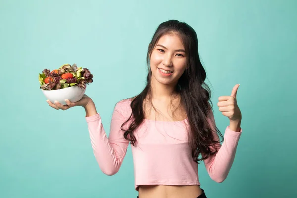 Gesunde Asiatische Frau Daumen Nach Oben Mit Salat Auf Cyan — Stockfoto
