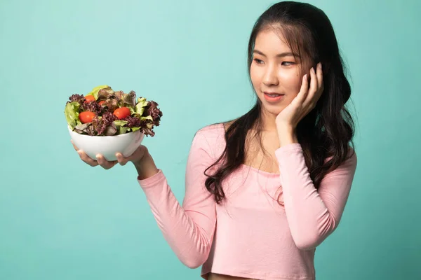 Femme Asiatique Saine Avec Salade Sur Fond Cyan — Photo