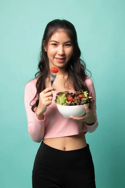 Femme Asiatique Saine Avec Salade Sur Fond Cyan — Photo