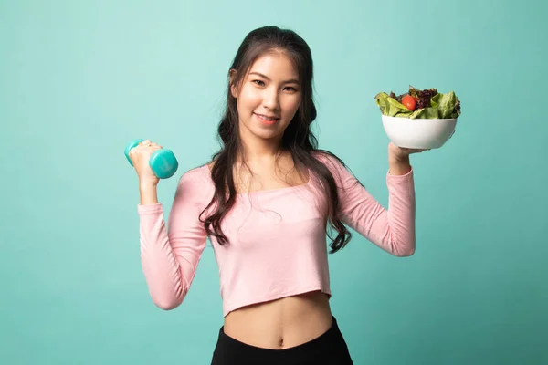 Gesunde Asiatin Mit Hanteln Und Salat Auf Cyan Hintergrund — Stockfoto