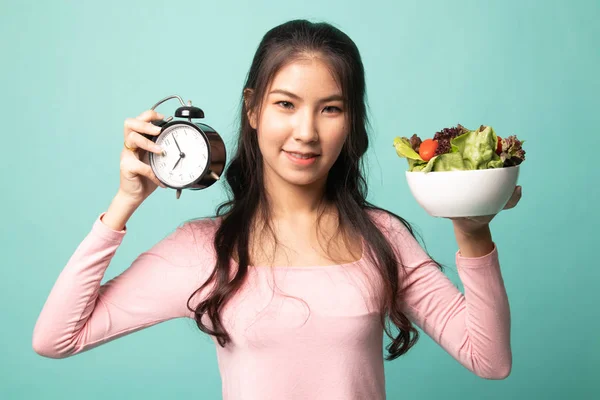 Joven Mujer Asiática Con Reloj Ensalada Sobre Fondo Cian — Foto de Stock