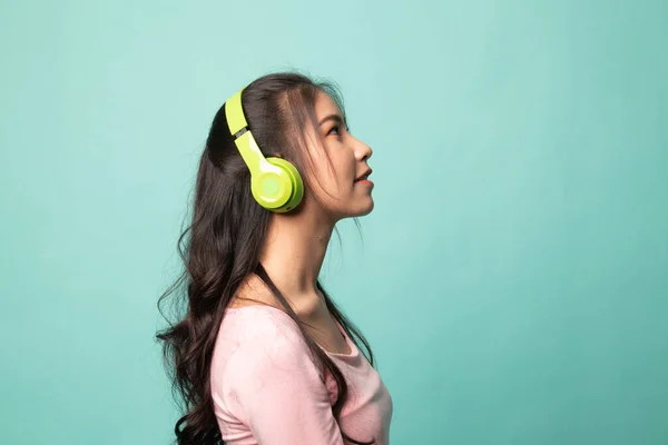 Bastante Asiático Chica Escuchar Música Con Auriculares Cyan Fondo —  Fotos de Stock