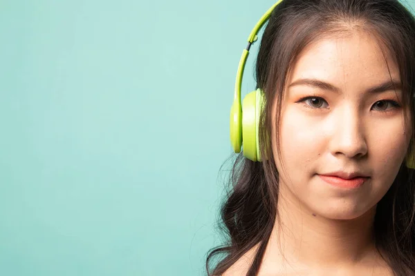 Bastante Asiático Chica Escuchar Música Con Auriculares Cyan Fondo — Foto de Stock