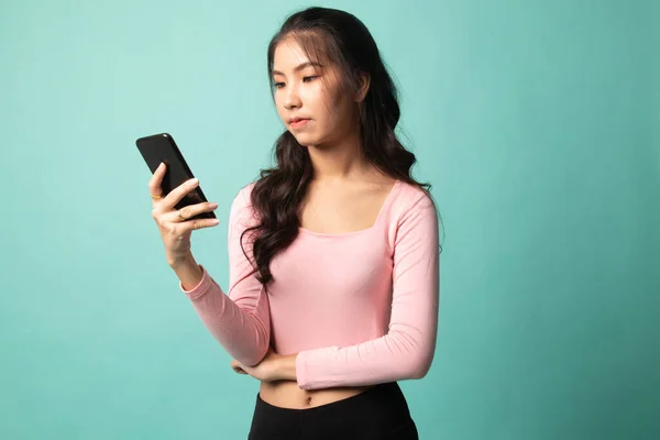 Jeune Femme Asiatique Avec Téléphone Mobile Sur Fond Cyan — Photo