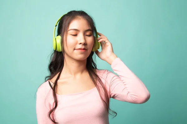 Bastante Asiático Chica Escuchar Música Con Auriculares Cyan Fondo — Foto de Stock