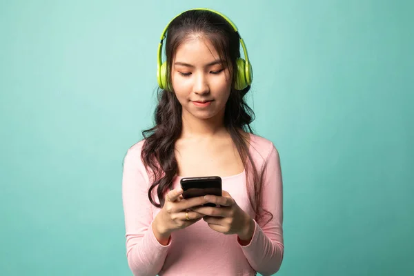 Bastante Asiático Chica Escuchar Música Con Auriculares Cyan Fondo —  Fotos de Stock