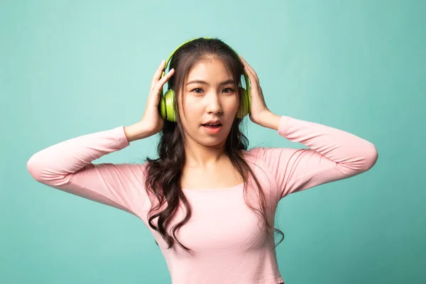 Bastante Asiático Chica Escuchar Música Con Auriculares Cyan Fondo —  Fotos de Stock