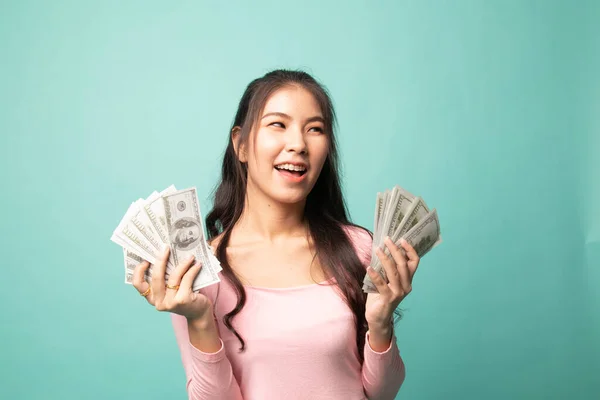 Retrato Jovem Ásia Mulher Mostrando Monte Dinheiro Notas Ciano Fundo — Fotografia de Stock